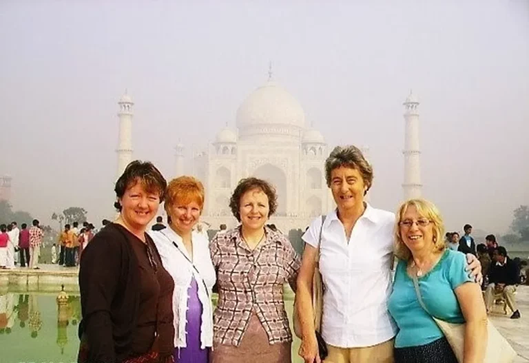 Tai Mahal in India with my dear friends.